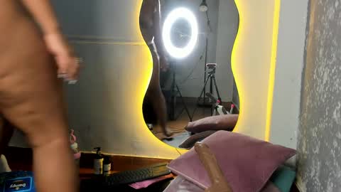 roxie reyes  online show from 04/10/26, 11:48