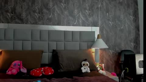 yiyisandoval online show from 03/19/26, 07:40