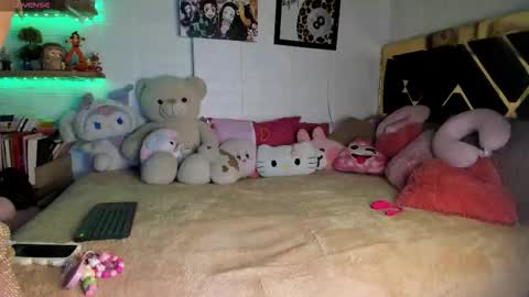 Snapshot of yluismag chatting on 11/01/25, 03:30 lucy online show from 11/01/25, 03:30