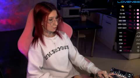 Snapshot of yngmilf_ chatting on 12/22/24, 01:34     online show from 12/22/24, 01:34