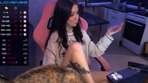 Snapshot of yngmilf_ chatting on 10/05/25, 08:18     online show from 10/05/25, 08:18