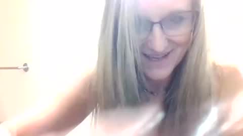 Snapshot of yogabuttttttt chatting on 11/25/25, 06:02 yogabuttttttt online show from 11/25/25, 06:02