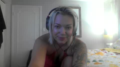 Snapshot of yogimilflover chatting on 09/27/25, 10:04 Yogiblondebangme online show from 09/27/25, 10:04