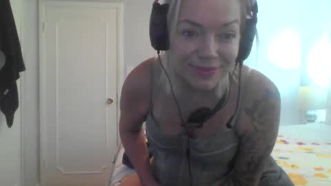 Snapshot of yogimilflover chatting on 09/28/25, 02:22 Yogiblondebangme online show from 09/28/25, 02:22