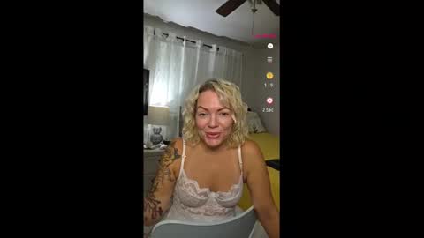 Snapshot of yogimilflover chatting on 10/08/25, 01:14 Yogiblondebangme online show from 10/08/25, 01:14