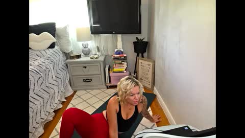 Snapshot of yogimilflover chatting on 10/08/25, 03:31 Yogiblondebangme online show from 10/08/25, 03:31