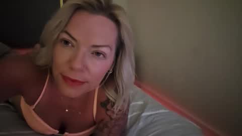 Snapshot of yogimilflover chatting on 04/25/26, 02:47 Yogiblondebangme online show from 04/25/26, 02:47