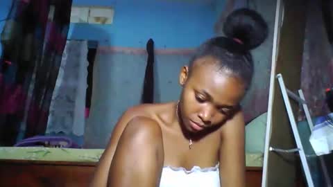 Snapshot of yolandrina05 chatting on 11/28/25, 01:58 yolandrina05 online show from 11/28/25, 01:58