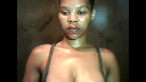 Snapshot of yoncexx25 chatting on 12/23/24, 10:55 amazingkellyxx online show from 12/23/24, 10:55