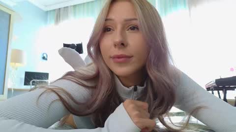 Snapshot of yononeey chatting on 09/30/25, 12:10  Wilma  online show from 09/30/25, 12:10