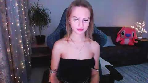 Snapshot of youdreamm chatting on 01/15/25, 02:35 Bella online show from 01/15/25, 02:35