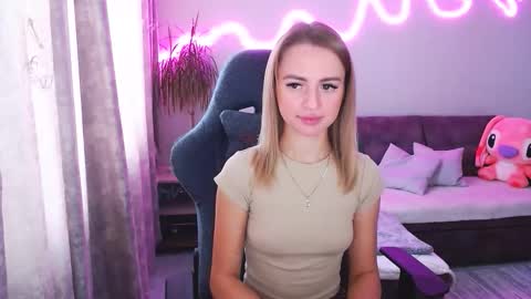 Snapshot of youdreamm chatting on 10/14/25, 08:26 Bella online show from 10/14/25, 08:26