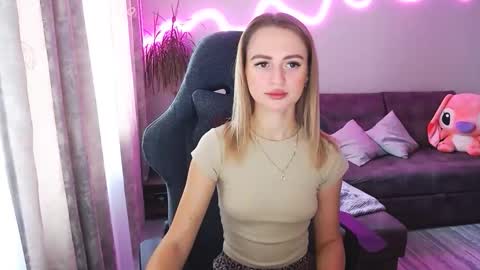 Snapshot of youdreamm chatting on 10/22/25, 08:14 Bella online show from 10/22/25, 08:14