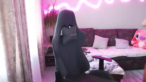 Snapshot of youdreamm chatting on 10/26/25, 08:09 Bella online show from 10/26/25, 08:09