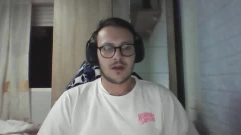 Snapshot of younromki chatting on 11/08/25, 09:46 A... online show from 11/08/25, 09:46