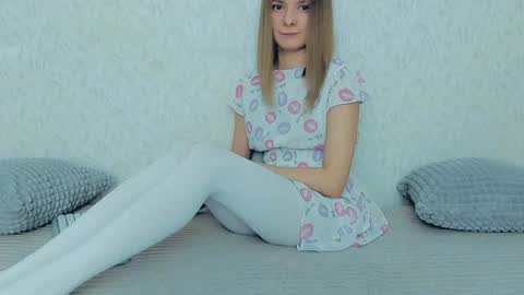 Snapshot of your_caramelka chatting on 01/17/25, 09:28 Lily online show from 01/17/25, 09:28