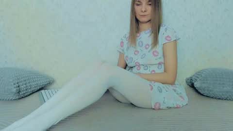 Snapshot of your_caramelka chatting on 02/23/25, 01:32 Lily online show from 02/23/25, 01:32
