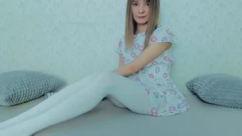 Snapshot of your_caramelka chatting on 03/04/25, 04:49 Lily online show from 03/04/25, 04:49