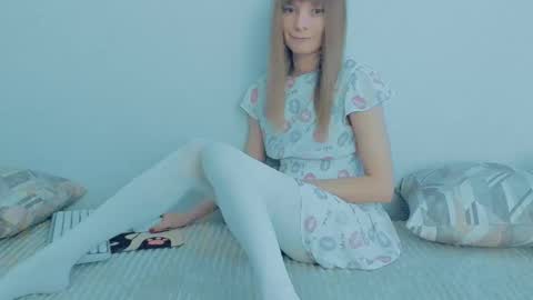 Snapshot of your_caramelka chatting on 10/12/25, 03:27 Lily online show from 10/12/25, 03:27