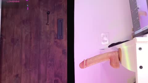 Snapshot of your_dream1217 chatting on 02/15/25, 02:37 Valery online show from 02/15/25, 02:37