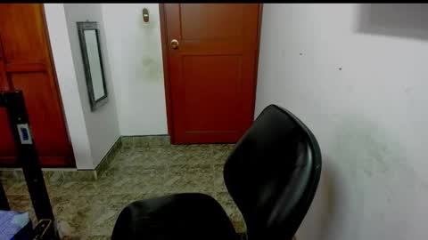 Snapshot of your_hot_friend69 chatting on 12/21/25, 06:48 David online show from 12/21/25, 06:48