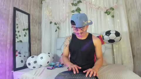 Snapshot of your_kitty_boy chatting on 06/25/26, 08:35 your_kitty_boy online show from 06/25/26, 08:35