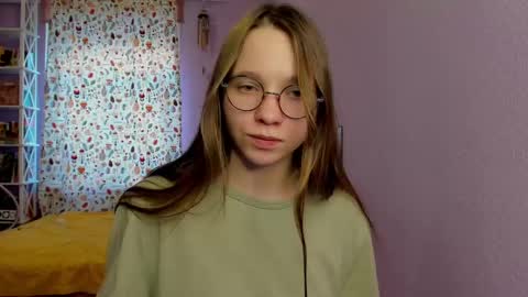 Snapshot of your_leslie chatting on 02/19/25, 02:12 Leslie online show from 02/19/25, 02:12