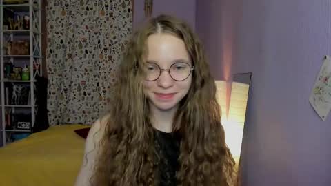 Snapshot of your_leslie chatting on 09/15/25, 02:11 Leslie online show from 09/15/25, 02:11