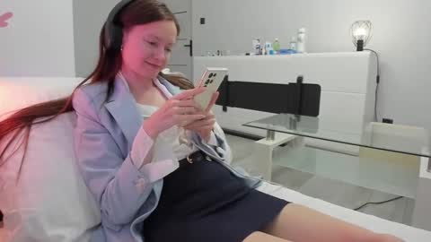 Snapshot of your_librarian chatting on 11/25/25, 03:23 Your Librarian online show from 11/25/25, 03:23