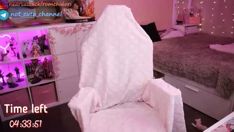 Snapshot of yourcutewaifu chatting on 11/17/25, 08:03 Lina Fansly online show from 11/17/25, 08:03