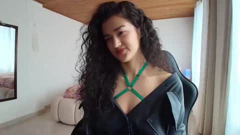 yourdreamgirl2025 online show from 10/29/25, 02:08