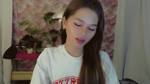 Snapshot of yourfavoratesunshine chatting on 05/19/26, 04:35 Sunshine online show from 05/19/26, 04:35