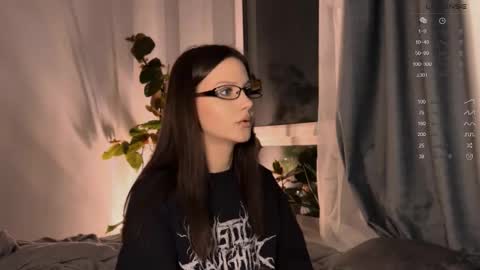 Snapshot of yourher0in chatting on 03/11/25, 06:52 Aida online show from 03/11/25, 06:52