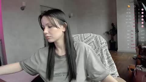 Snapshot of yourher0in chatting on 10/06/25, 10:02 Aida online show from 10/06/25, 10:02