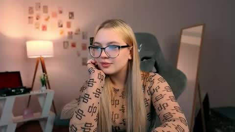 Snapshot of yourjullymoon chatting on 10/13/25, 06:35 Jully online show from 10/13/25, 06:35