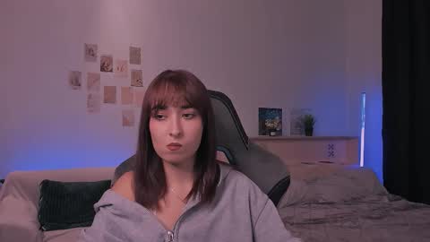 Snapshot of yourjullymoon chatting on 10/19/25, 06:30 Jully online show from 10/19/25, 06:30