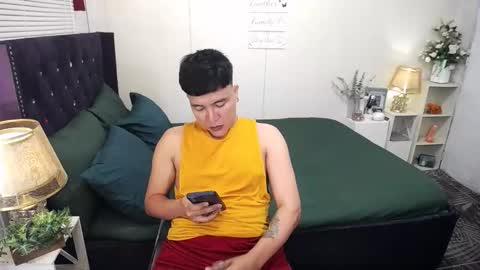 Snapshot of yourlivingonurdream chatting on 09/30/25, 12:59 --               online show from 09/30/25, 12:59