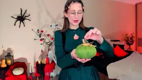 Snapshot of yourlovelystoryy chatting on 10/31/25, 09:32 Vetta online show from 10/31/25, 09:32