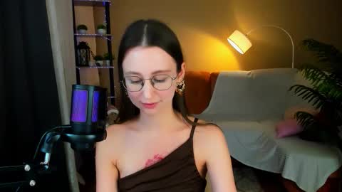 Snapshot of yourlovelystoryy chatting on 11/28/25, 05:04 Vetta online show from 11/28/25, 05:04