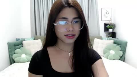 yourprettyblythe_ts online show from 12/22/25, 08:33