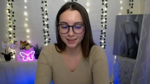 Snapshot of yours_piece_of_happiness_ chatting on 01/15/25, 01:09 Happy online show from 01/15/25, 01:09