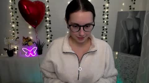 Snapshot of yours_piece_of_happiness_ chatting on 02/13/25, 12:32 Happy online show from 02/13/25, 12:32