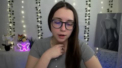 Snapshot of yours_piece_of_happiness_ chatting on 02/25/25, 06:36 Happy online show from 02/25/25, 06:36