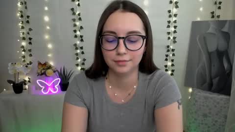 Snapshot of yours_piece_of_happiness_ chatting on 02/25/25, 09:42 Happy online show from 02/25/25, 09:42