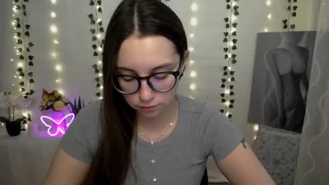 Snapshot of yours_piece_of_happiness_ chatting on 02/25/25, 01:39 Happy online show from 02/25/25, 01:39