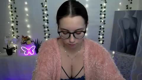 Snapshot of yours_piece_of_happiness_ chatting on 02/27/25, 01:28 Happy online show from 02/27/25, 01:28