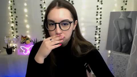 Snapshot of yours_piece_of_happiness_ chatting on 03/01/25, 12:23 Happy online show from 03/01/25, 12:23