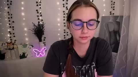 Snapshot of yours_piece_of_happiness_ chatting on 09/12/25, 05:40 Happy online show from 09/12/25, 05:40