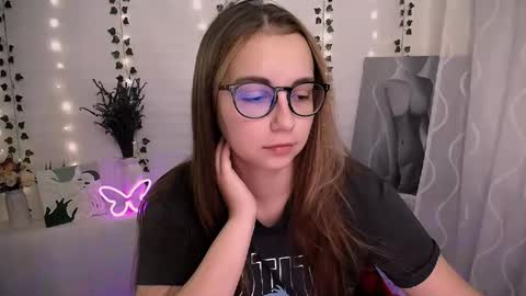 Snapshot of yours_piece_of_happiness_ chatting on 09/18/25, 05:42 Happy online show from 09/18/25, 05:42