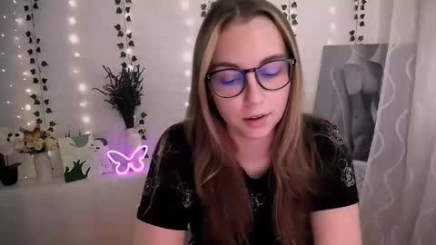 Snapshot of yours_piece_of_happiness_ chatting on 09/24/25, 09:01 Happy online show from 09/24/25, 09:01